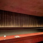 カフェ・鈴木 - 一枚板が素敵！！店内です