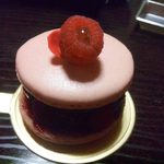 ワイ クニエダ - 2014.8. チュチュ（だっけ？）　甘いマカロンで木苺＆チョコをサンド　これは濃い
