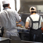 赤湯ラーメン 龍上海 - どんぶりは縦横4×4で並べて一気に仕上げます