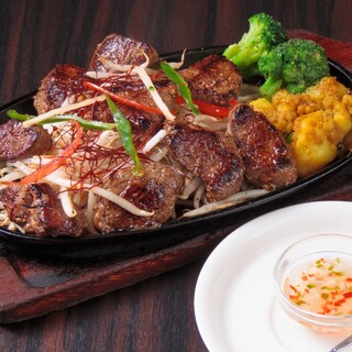 ラムステーキやアジアン肉串4種盛りがオススメ！肉を存分に堪能