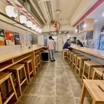 角打ち＋81 カネセ商店 - 縦長に奥深い店内。左側壁に向かって飲むカウンター。右がパラダイスカウンター