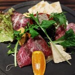 吉祥寺 三うら - 牛の生ハムとチーズ。牛の生ハム、とっても美味しかった！塩気が強くなく、軽く？干してある分、旨味が凝縮！これだけでずっと飲んでいられる♥