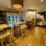 角打ち＋81 カネセ商店 - テーブル席もあり。店内の冷蔵庫でお酒を購入することもできます