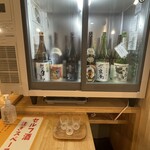 角打ち＋81 カネセ商店 - セルフ地酒冷蔵庫から好きな酒を3種選び自分で注ぎます