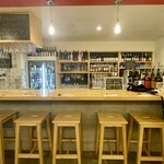 角打ち＋81 カネセ商店 - 当初座ったせきの背中越しのカウンター席。コチラに直ぐに移動しました