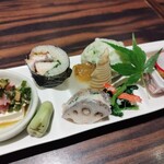 吉祥寺 三うら - 突き出しの前菜盛り合わせ。相変わらず突き出しは素晴らしいレベル。飲む気満々にさせられる笑