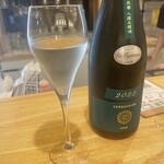 角打ち＋81 カネセ商店 - コチラは開栓してから時間も経過しているので値段をお安くしておきます(^ ^)とお姉さんの愛情とお酒を受け取る