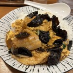 麺飯食堂 なかじま - キクラゲとたまご丼　でも肉もちゃんとある
