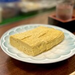 どぜう・四季料理 やぶや - 出し巻玉子（¥640税込）
      本日一番の感動！ふうわり食感、噛めばやぶやの最高のお出汁がじゅわわ～と口の中に広がります♡(*´ω`*)
      あまりのおいしさに、思わず瞼を閉じて恍惚。。