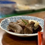 どぜう・四季料理 やぶや - マグロテール煮（¥890税込）
      やぶやの煮魚は砂糖の代わりに氷砂糖を使うから、甘さがくどくなくてスッと消えます♪
      そしてマグロテールはゼラチン質たっぷり、トロける～(*´ω`*)♡ﾀﾏﾗﾝ