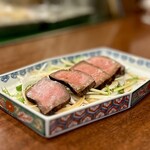 どぜう・四季料理 やぶや - 牛たたき（¥1,100税込）
      しっとり肉々しい和牛もも肉のたたきです♪
      スダチの効いた自家製ポン酢と新玉ねぎ、水菜でさっぱりと、、もう～♡めちゃくちゃうまい！