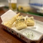 どぜう・四季料理 やぶや - 太刀魚天ぷら（¥990税込）
      ふわっふわの脂ノリノリの太刀魚♪(●´д｀●´д｀●´д｀●)♡  盛り合わせのベビーコーンも今が旬！シャキッと食感とほのかな甘さがタマランです♪