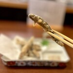 どぜう・四季料理 やぶや - 姿揚げ、どじょうリフト♪
      胸びれがカワユス♡  クセなどまるでなく、サクッとカラッとおいしいですよ♪(๑˃̵ᴗ˂̵)ｫｨｼｨ