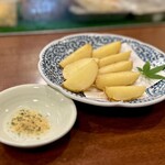 どぜう・四季料理 やぶや - フライドポテト（¥630税込）
      皮付きのまま揚げた新じゃがをカレー塩でいただく♪
      皮パリでホックホク♡