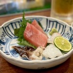 どぜう・四季料理 やぶや - お刺身盛り合わせ（値段不明）
      バチマグロ中トロをはじめ、今がまさに旬の鳥貝、コウイカ、瞬〆スズキをいただきました♪