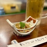 どぜう・四季料理 やぶや - 山うどのきんぴら（お通し）
      ごま油の香り、唐辛子の辛味、そしてこれまたそろそろ終わりかけの木の芽の香に山うどの香り。
      過ぎゆく春を惜しみます。
