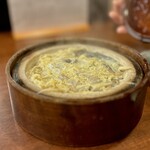 どぜう・四季料理 やぶや - どじょう柳川鍋（¥1,400税込）
      やっぱりどじょうと牛蒡は合いますね〜、めっちゃ粋でオツで風流♪  玉子綴じなので、姿揚げと並んで初心者にもとっつきやすい一品だと思います♪