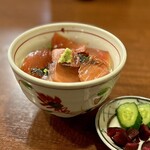 どぜう・四季料理 やぶや - バチマグロ中トロ漬け丼（値段不明）
      K師匠のオーダー、いやー、めちゃくちゃうまそう♪(≧∀≦)
      やぶやではお刺身には土佐醤油を使っているのですが、この漬けもそうなんですって。