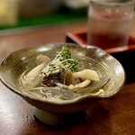 どぜう・四季料理 やぶや - 生クラゲ酢（¥680税込）
      ぷるぷるコリコリシャキシャキツルツルのクラゲ酢、味付けはやぶやの酢の物といったら千鳥酢、そして白醤油に砂糖とのこと。