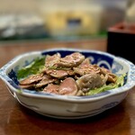 どぜう・四季料理 やぶや - 砂肝中華風（¥680税込）
      低温調理した砂肝と水菜を、豆板醤、醤油、にんにく、胡麻油で中華風に和えた逸品♪
      コリコリしつつも瑞々しい砂肝がめっちゃ美味い！