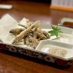 どぜう・四季料理 やぶや - どぜう姿揚げ（¥1,000税込）
      どじょう初心者に一番食べやすいのはこれだと思う♪
      ワカサギの唐揚げを想像してもらうと近いかな、でもワカサギのような苦味はないです。