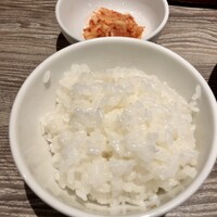 焼肉&手打ち冷麺 二郎 KANAYAMA - ごはん、キムチ