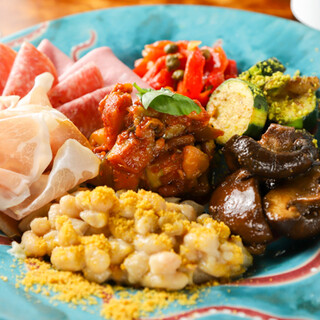 旬野菜が味わえるその日ならではの「前菜盛り合わせ」がおすすめ