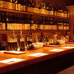 居酒屋 感 - いつ眺めても壮観なカウンター席です