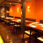 居酒屋 感 - テーブルもカーテンで仕切ってあり、個室間はあります！