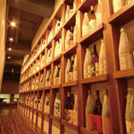 馬桜 下通り店 - ずらりと並んだ焼酎棚