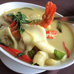 THE DECK - ココナッツミルク風味の海鮮グリーンカレー、エビやイカがプリプリ