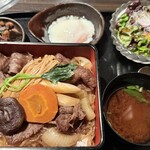 福寿館 - ミニサラダ、温泉卵、赤出し、香の物