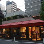 293＋ - 向かいにはイタリア、フランス、スペイン製造元から直輸入しているショップがあります♪