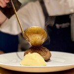 洋食 おがた - カウンターの特等席ならではのシズル感