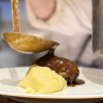 洋食 おがた - デミグラスソースは深いコクとほど良い酸味が特徴