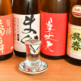 6～8種類の日本酒や定番酒を豊富にご用意！気軽な昼飲みも歓迎