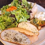 ショクジノアトリエ イタリアン南森町 - サラダ、キッシュ、ポテトサラダ、自家製鶏ハム、塩バタートースト