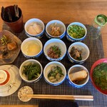 Seminare Karuizawa - Japanese Breakfast at the Restaurant. We cook organic rice in a clay pot. The small dishes include fish from Hokkaido, Karuizawa natto, and tofu.