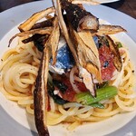ショクジノアトリエ イタリアン南森町 - 薫製サワラと素揚げゴボウ、ほうれん草のトマトソース