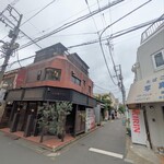 炭火焼アジアン酒場 アローイ兄弟 - この路地の奥からだとお店裏手からのアクセスになるので分かりづらい）