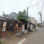 炭火焼アジアン酒場 アローイ兄弟 - 「イロハ」さんの奥の細路地へ左折