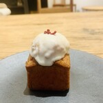 PIGE CAFE - ② 385円：春苺とホワイトチョコのパウンドケーキ