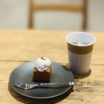 PIGE CAFE - ① 418円：カモミールシトラス
② 385円：春苺とホワイトチョコのパウンドケーキ