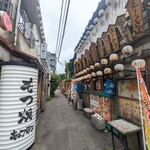 炭火焼アジアン酒場 アローイ兄弟 - お店はこの路地の右手