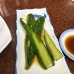 ミスター・ギョーザ - 箸休めのきゅうり