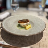 萬屋本店レストラン - 桜鯛のポワレ、春野菜と和カラシのソース