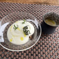 スミレオオサカ - はじめの一品　お茄子のクリームジュレ　一口スープ