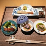 眞善美 - 前菜： 　噴火湾牡丹海老紹興酒漬け、そら豆 　縞鯵にジョーマソース 　群馬加藤ポーク焼豚クレソン 　海月、新生姜☑宮☑宮崎ゴールドラッシュの春巻き、キャビア