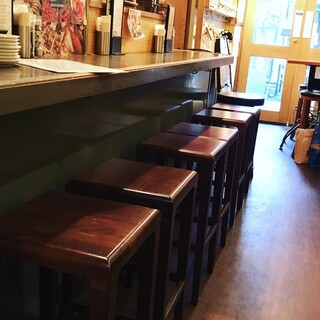 カウンターで気さくなスタッフ