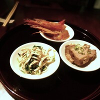 膳處漢ぽっちり - 豆皿3種①海老の紹興酒漬け②押し豆腐と豆苗③叉焼？